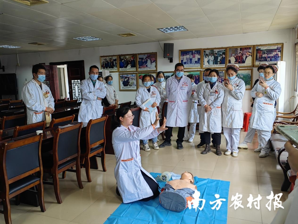 崔麗華（前）做心肺復(fù)蘇、呼吸氣囊輔助呼吸操作示范